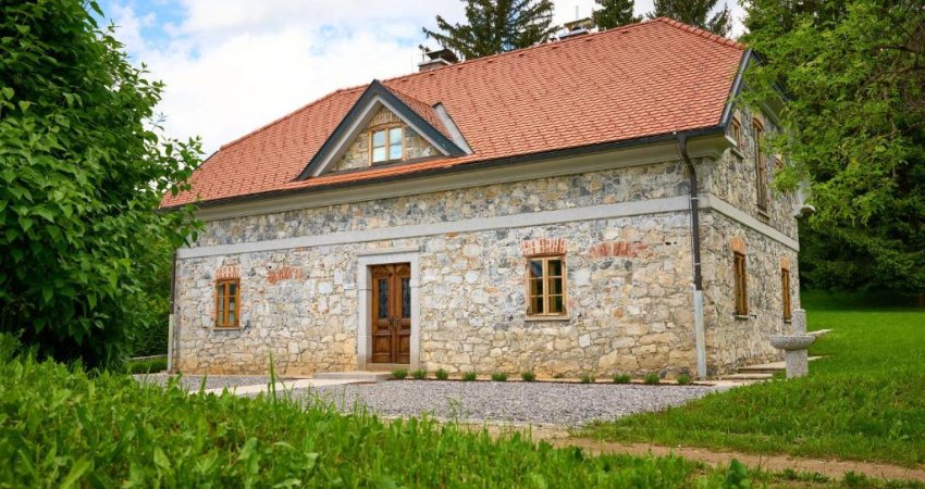 Rustikalna kamnita vila v Lo&scaron;ki dolini